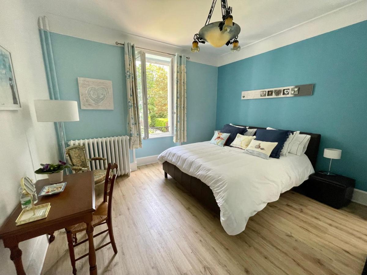 La Maison Bleue   la Charade  *